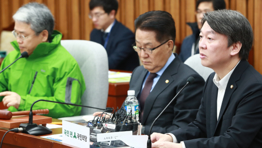 국민의당 안철수 전 대표(오른쪽)가 9일 오전 국회에서 열린 국민의당 의원총회 때 발언하고 있다. /연합뉴스