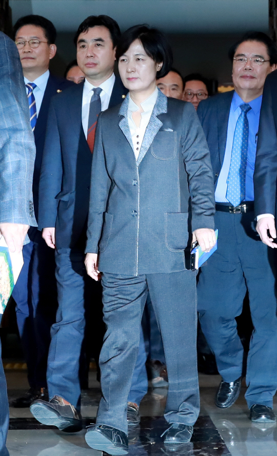 추미애 대표 등 더불어민주당 의원들이 9일 오후 박근혜 대통령 탄핵소추안이 가결된 뒤 본회의장을 나서고 있다./연합뉴스