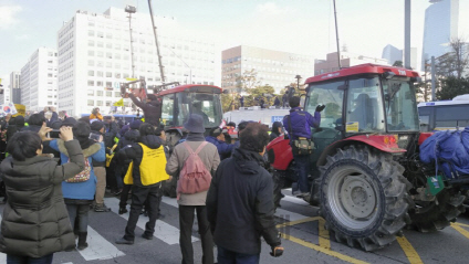 전국농민회총연맹 전봉준투쟁단 소속 트랙터 2대가 9일 서울 국회의사당 인근에 도착해 경찰과 대치 중이다. /최성욱기자