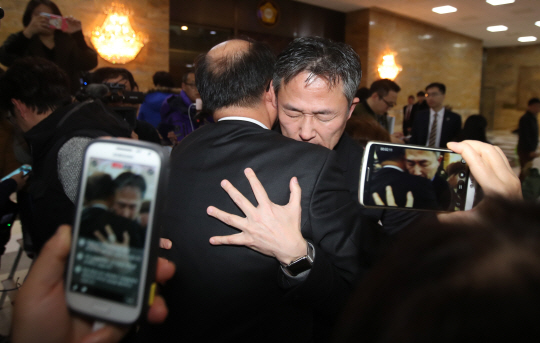 더불어민주당 표창원 의원이 박근혜 대통령 탄핵소추안이 가결된 9일 오후 국회 본회의장에서 나온뒤 포옹하고 있다. /연합뉴스