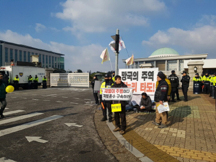 박근혜 대통령 탄핵을 주장하는 시민들이 9일 국회의사당 앞에서 ‘망국의 주역 새누리 타도’ 등의 문구가 적힌 푯말을 들고 정치권의 탄핵 의결을 요구하고 있다./박우인기자