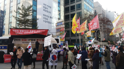 박근혜 대통령 지지자들이 9일 새누리당 당사 앞에서 ‘침묵하는 4,900만명도 국민이다’ 등의 문구가 적힌 플래카드를 펼치고 탄핵 반대를 주장하고 있다./박우인기자