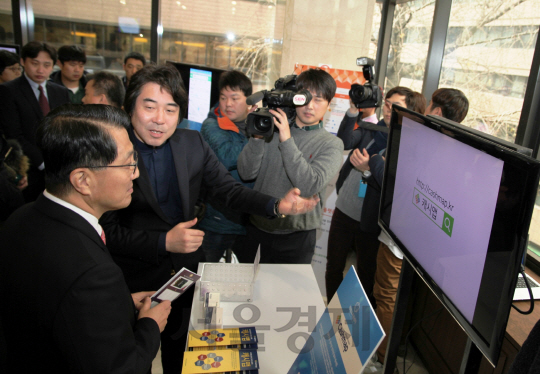 이근영 코코아 대표(왼쪽 두 번째)가 진웅섭 금융감독원장(왼쪽 첫 번째)에게 ‘캐시맵’ 서비스에 대해 설명하고 있다./사진제공=코코아
