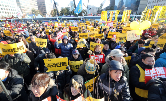 박근혜 대통령에 대한 국회 탄핵 표결일인 9일 서울 여의도 국회의사당 정문 앞에서 시민들이 탄핵표결 찬성을 촉구하는 구호를 외치고 있다./연합뉴스