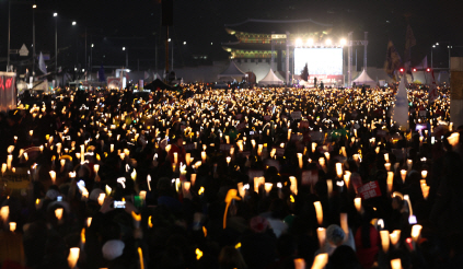 지난 3일 오후 서울 광화문광장에서 열린 박근혜 대통령 퇴진을 요구하는 6차 주말 촛불집회에서 시민들이 촛불을 흔들고 있다. /연합뉴스