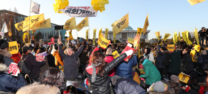 박근혜 대통령에 대한 국회의 탄핵안이 가결된 9일 오후 개표 결과가 발표되자 서울 여의도 국회의사당 앞 도로에서 시민들이 환호하고 있다. /연합뉴스