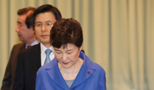 박근혜 대통령이 9일 오후 탄핵소추안이 가결된 이후 청와대에서 열린 국무위원 간담회에 황교안 국무총리와 함께 참석하고 있다./연합뉴스
