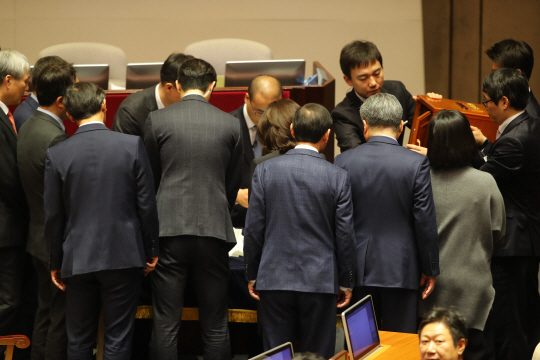 9일 오후 국회에서 열린 본회의에서 개표위원들이 박근혜 대통령 탄핵소추안에 대해 개표하고 있다. /연합뉴스
