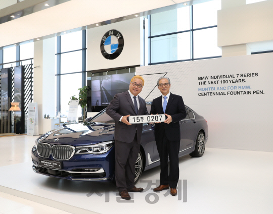 김효준(오른쪽) BMW 코리아 사장이 100주년 기념 모델인 ‘BMW 인디비주얼 7시리즈 더 넥스트 100 이어스 에디션’을 고객 이종철씨에게 전달하고 있다./사진제공=BMW 코리아