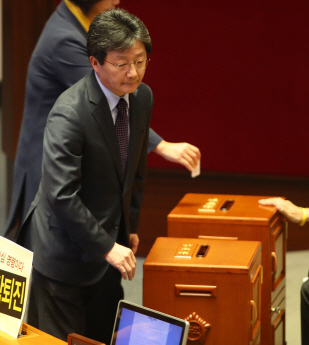 유승민 새누리당 의원이 9일 오후 국회에서 열린 본회의에서 ‘대통령(박근혜) 탄핵소추안’ 투표를 하고 있다. /연합뉴스