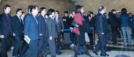 더불어민주당 의원들이 9일 오후 박근혜 대통령 탄핵소추안 표결을 위해 본회의장으로 들어가고 있다./연합뉴스