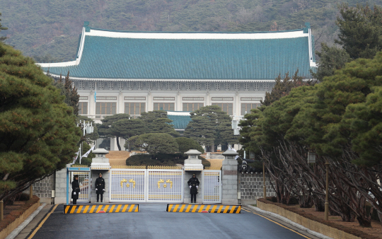 박근혜 대통령에 대한 탄핵소추안 표결날인 9일 오전 청와대 정문(일명 11문) 앞에서 경찰이 근무를 서고 있다. /연합뉴스