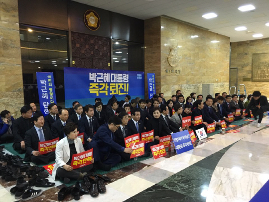 탄핵표결을 약 1시간 앞둔 국회 본관 3층 제1회의장 앞. ‘탄핵버스터’를 마친 더불어민주당 의원들이 자리에 앉아 ‘박근혜 대통령 즉각 탄핵’ 피켓을 들고 차례로 발언을 하고 있다.