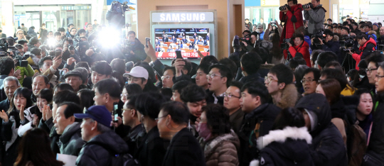 9일 오후 서울역 대합실에서 시민들이 티비로 중계되는 박근혜 대통령 탄핵소추안 가결 방송을 지켜보고 있다./이호재기자