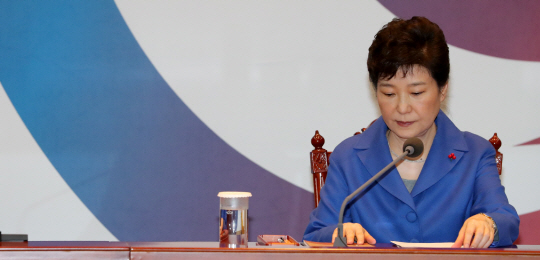 박근혜 대통령이 9일 오후 탄핵소추안이 가결된 이후 청와대에서 열린 국무위원 간담회에서 모두발언을 마치고 있다. / 연합뉴스