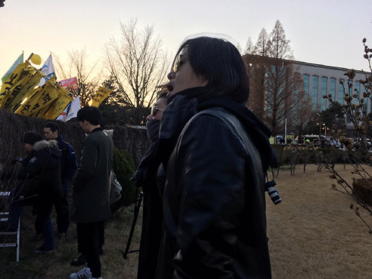 주진우 기자가 국회 밖에서 시민들의 환호성을 듣고 놀라 입을 벌리고 있다.