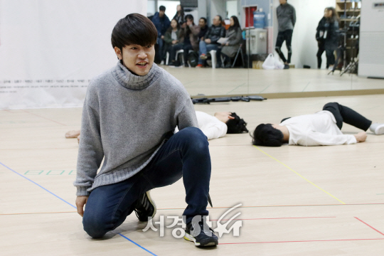 배우 이용규가 뮤지컬 ‘로미오와 줄리엣’ 연습실 공개행사에서 열연을 펼치고 있다.