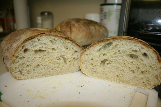 제빵사의 폭탄: 글루텐은 빵의 골격과도 같다. 글루텐이 있어야 빵은 바삭바삭해지고 씹는 맛이 난다. 밀가루 빵의 어느 부분을 잘라 봐도 그 속에는 기포, 그리고 기포를 둘러싸고 있는 글루텐 조직을 볼 수 있다.