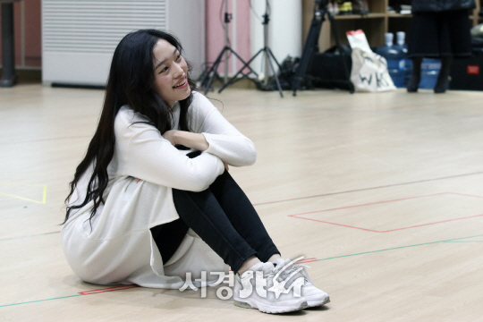배우 양서윤이 뮤지컬 ‘로미오와 줄리엣’ 연습실 공개행사에서 열연을 펼치고 있다.