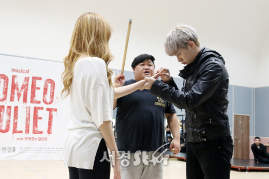 배우 전예지, 이훈진, 동현이 뮤지컬 ‘로미오와 줄리엣’ 연습실 공개행사에서 열연을 펼치고 있다.