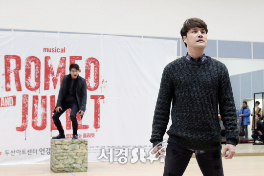 배우 박한근과 김수용이 뮤지컬 ‘로미오와 줄리엣’ 연습실 공개행사에서 열연을 펼치고 있다.