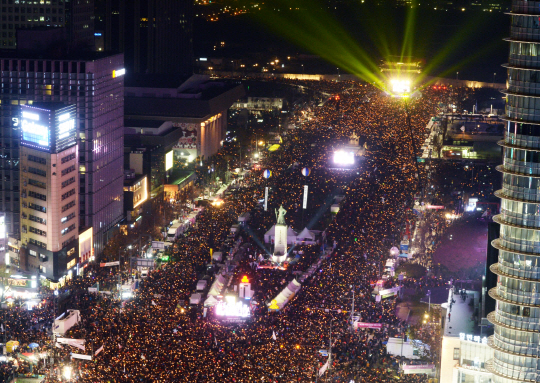 지난 3일 열린 6차 주말 촛불집회는 서울에 170만명, 전국적으로는 232만명이 운집한 사상 최대 규모를 기록했다. /연합뉴스