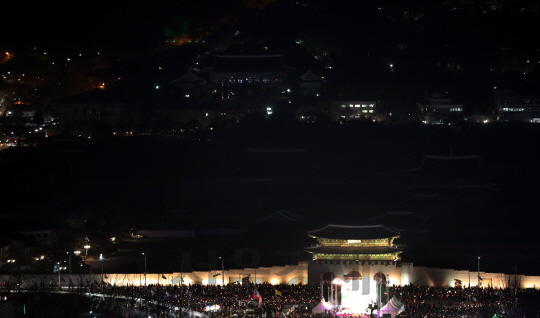 10일 저녁  서울광화문 광장에서  7차 촛불집회가 열리고 있는가운데 청와대는 불이꺼져 정적이 흐르고 있다./사진공동취재단
