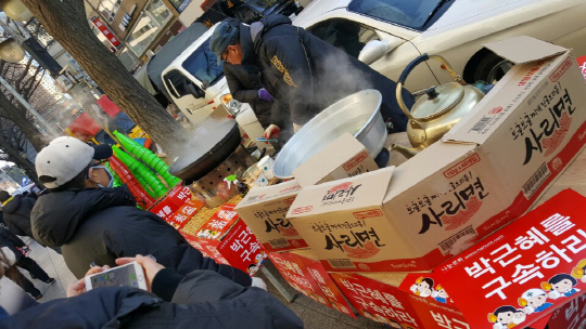 10일 광화문 역 주변에서 한 상인이 ‘하야어묵’을 판매중이다.
