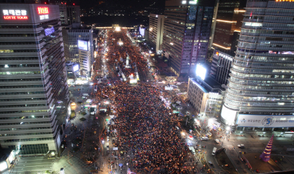 [7차 촛불집회]시민들, 두 차례 청와대 포위...'대통령 즉각 퇴진해야'