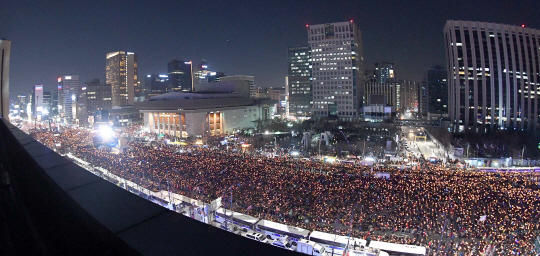 박근혜 대통령 탄핵소추안이 가결된 다음 날인 10일 광화문 광장에 모인 시민들이 촛불을 밝히고 ‘박근혜 대통령 즉각 퇴진’ 구호를 외치고 있다. / 이호재기자.