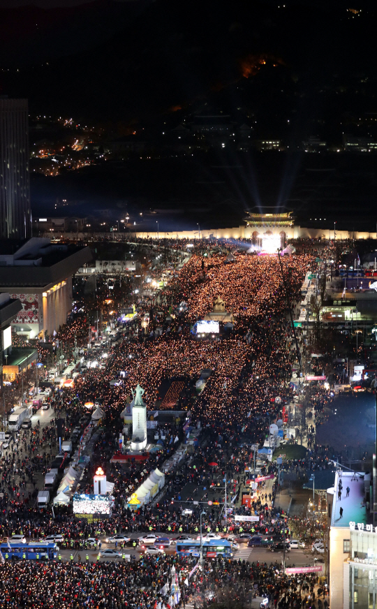 10일저녁  서울광화문 광장에서  7차 촛불집회가 열리고 있다./사진공동취재단