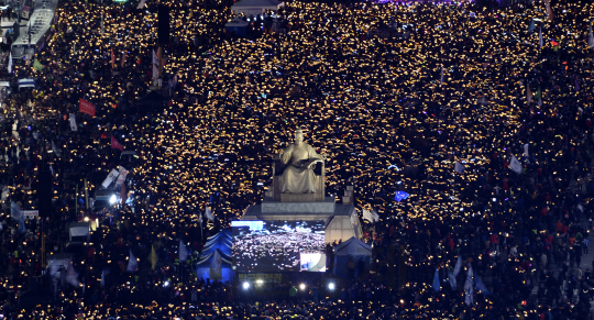 10일 서울 광화문 광장에서 열린 제7차 촛불집회에 참가한 시민들이 촛불을 흔들고 있다./사진공동취재단