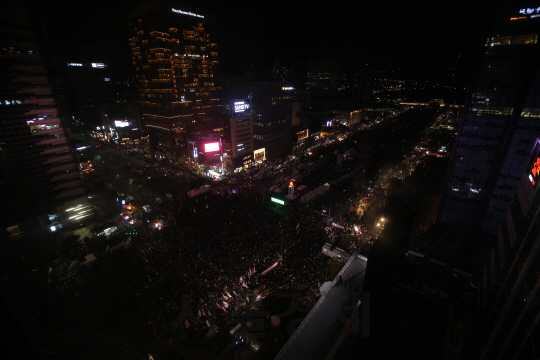 박근혜 대통령 탄핵소추안 가결 이후 7차 촛불집회가 10일 광화문 광장에서 열리고 있다. 19시 항의의 의미로 촛불 소등행사가 진행되고있다./사진공동취재단