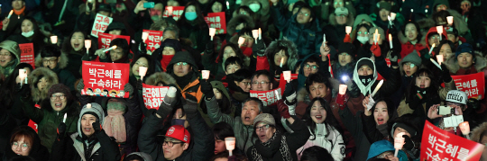 10일 오후 서울 광화문 광장에서 열린 7차 민중총궐기에 참가한 시민들이 촛불과 손팻말을 든 채 광장을 가득 채우고 있다./송은석기자songthomas@sedaily.com