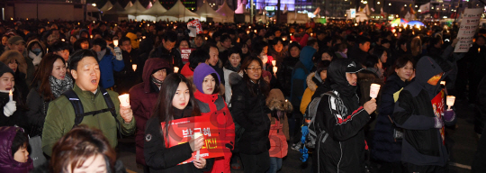 10일 오후 서울 광화문 광장에서 열린 7차 민중총궐기에 참가한 시민들이 청와대를 향해 행진하고 있다./송은석기자songthomas@sedaily.com