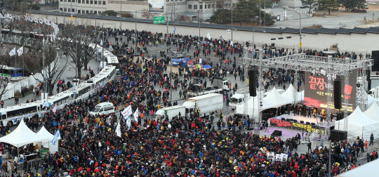 박근혜 대통령 국회탄핵 가결이후 첫 주말집회가 열리고 있는 10일 멀리 적막감이 흐르는 청와대가 보이고 있다./ 이호재기자.s020792@sedaily.com