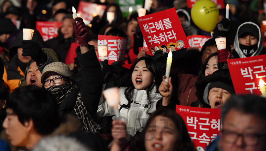 10일 오후 서울 광화문 광장에서 열린 7차 민중총궐기에 참가한 시민들이 촛불과 손팻말을 든 채 광장을 가득 채우고 있다./송은석기자
