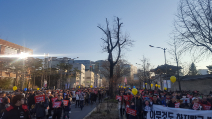 [7차 촛불집회]시민들 탄핵 가결에도 청와대 100m앞 포위...'박 대통령 즉각퇴진해야'