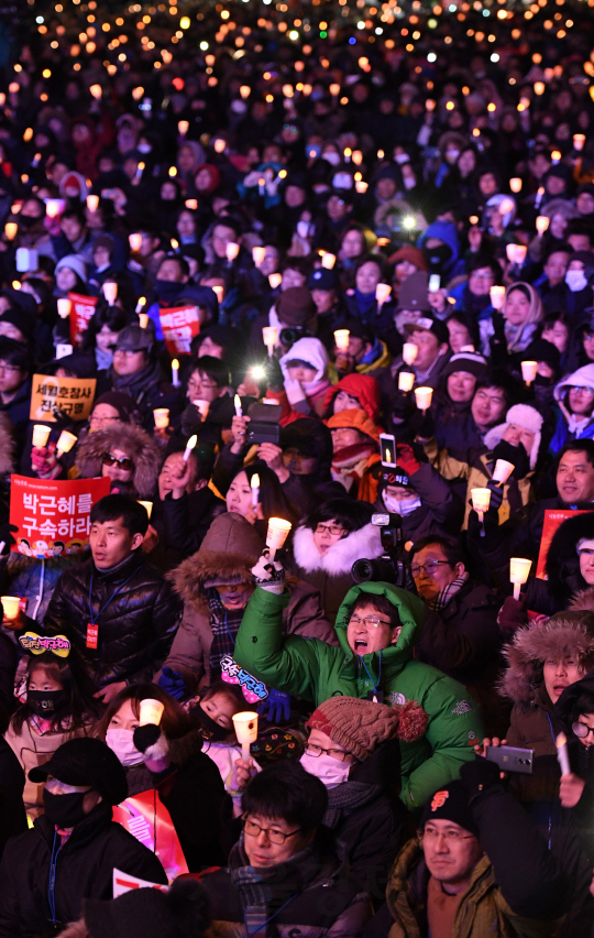 10일 오후 서울 광화문 광장에서 열린 7차 민중총궐기에 참가한 시민들이 촛불과 손팻말을 든 채 광장을 가득 채우고 있다./송은석기자
