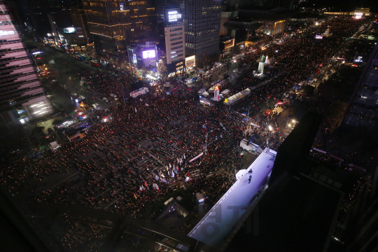 박근혜 대통령 탄핵소추안 가결 이후 7차 촛불집회가 10일 광화문 광장에서 열리고 있다./사진공동취재단