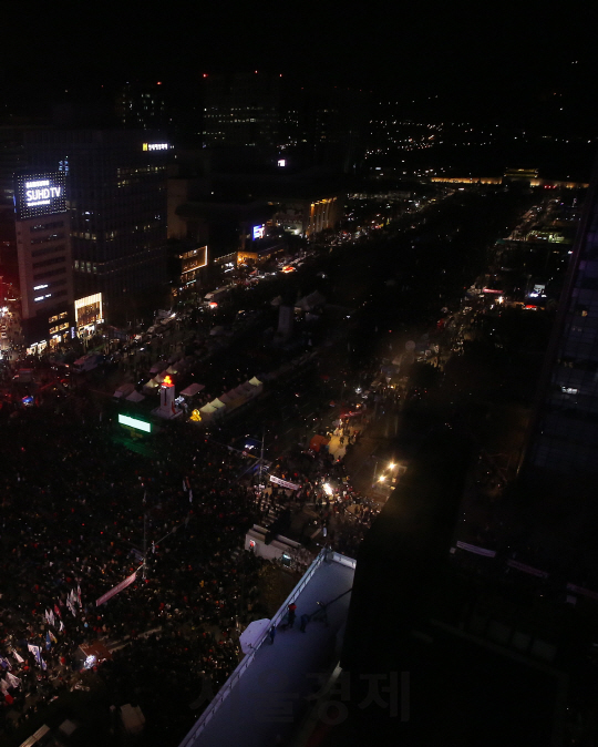 박근혜 대통령 탄핵소추안 가결 이후 7차 촛불집회가 10일 광화문 광장에서 열리고 있다. 19시 항의의 의미로 촛불 소등행사가 진행되고 있다. /사진공동취재단