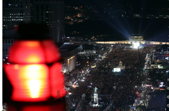 10일저녁  서울광화문 광장에서  7차 촛불집회가 열리고 있다./사진공동취재단