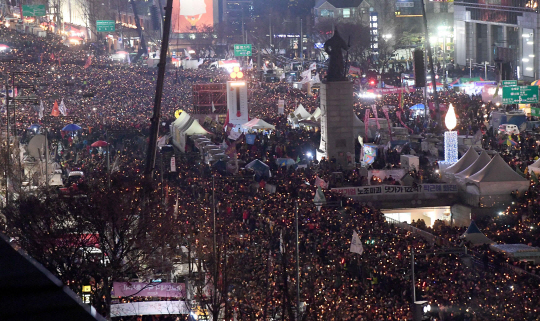박근혜 대통령 탄핵소추안이 가결된 다음 날인 10일 광화문 광장에 모인  시민이 촛불을 밝히고 ‘박근혜 대통령 즉각 퇴진’ 구호를 외치고 있다. / 이호재기자.