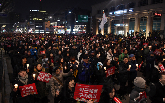 촛불을 든 시민들이 서울 광화문 광장에서 청와대 방면으로 행진하고 있다./송은석기자