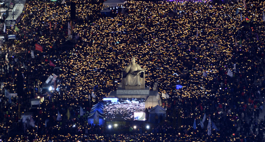 7차 촛불집회, 탄핵 가결에도 촛불 청와대 포위…“박근혜 구속”