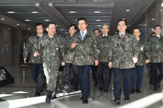 황교안 대통령 권한대행이 11일 오후 김관진 청와대 국가안보실장, 한민구 국방부 장관 등과 함께 서울 용산 합동참모본부를 방문하고 있다.       /사진제공=총리실