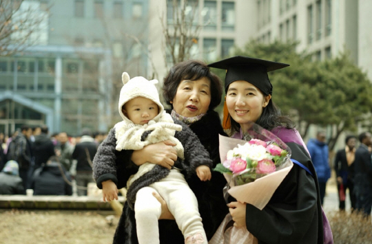 2015년 카이스트 MBA 졸업식에서 김미희 대표가 어머니, 딸과 함께 기념 사진을 찍고 있다./사진제공=김미희 대표