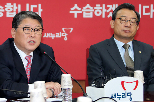 조원진 새누리당 최고위원과 이정현 새누리당 대표. / 연합뉴스