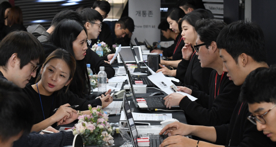 서울 광화문 KT 매장에서 소비자들이 최근 아이폰7 개통 상담을 받고 있다./송은석기자