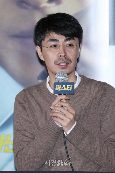 /12일 오후 서울 성동구 행당동 왕십리 CGV에서 열린 영화 ‘마스터’ 언론시사회에서 조의석 감독이 질의응답 시간을 갖고있다. / 사진 ＝ 지수진 기자